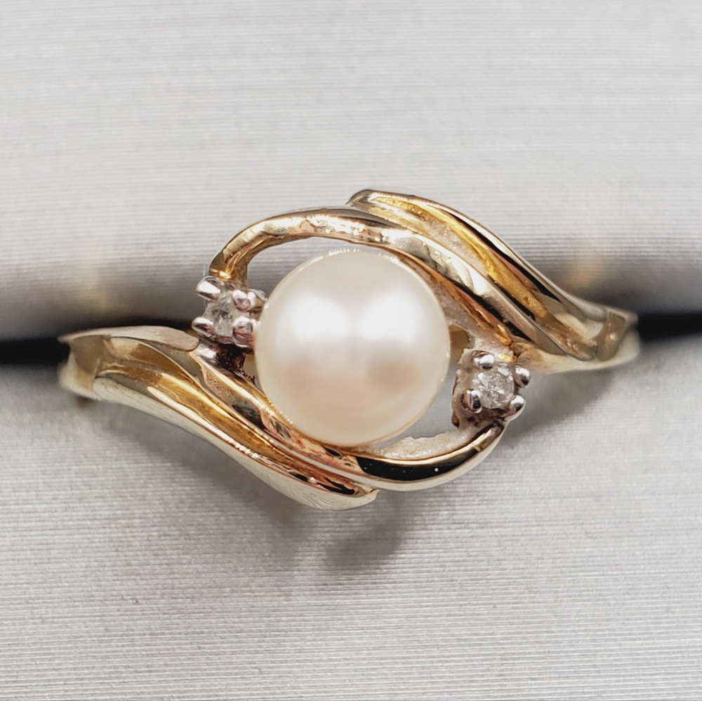 10k Solid Yellow Gold Cultured Freshwater Pearl & Genuine Diamond Twist Ring